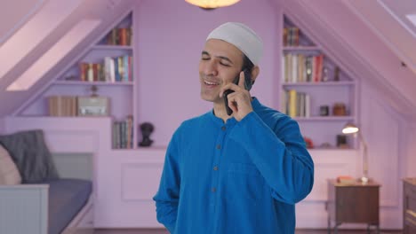 Glücklicher-Muslimischer-Mann,-Der-Am-Telefon-Spricht