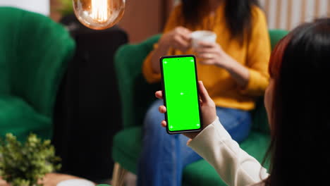 Frau-überprüft-Greenscreen-Anzeige-Auf-Smartphone-Layout