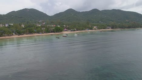 Playa-De-Tailandia-Con-Muchos-Barcos.