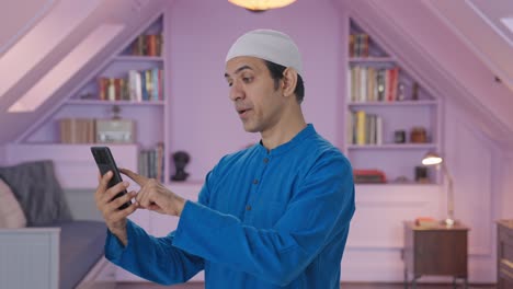 Schläfriger-Muslimischer-Mann,-Der-Telefon-Benutzt
