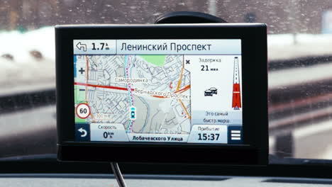 Driving-in-Moscow-with-GPS-navigation