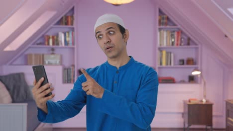 Hombre-Musulmán-Enojado-Gritando-En-Videollamada-Usando-El-Teléfono