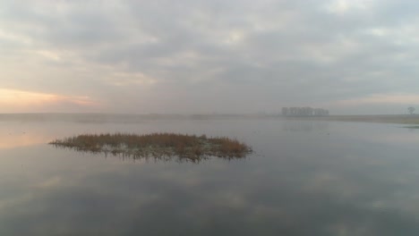 Sonnenaufgangsflug-über-Nebligen-See