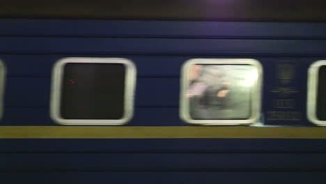 Vorbeifahrender-Personenzug