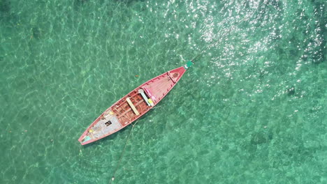 Aerial-shot-of-boat-on-clear-waters