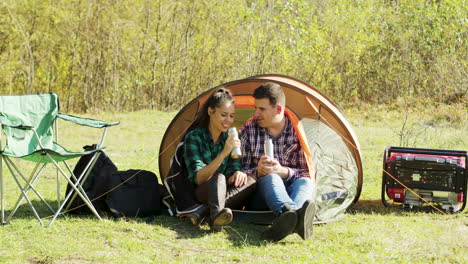 Schönes-Paar,-Das-Sich-Im-Campingzelt-Unterhält