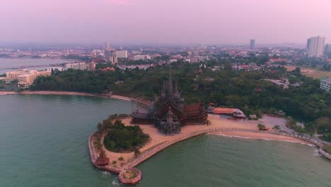 Wooden-Temple-in-Pattaya