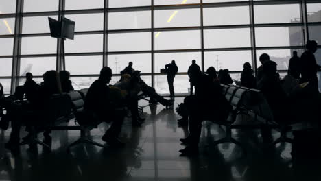 Lange-Und-Langweilige-Zeit-Im-Wartezimmer-Des-Flughafens