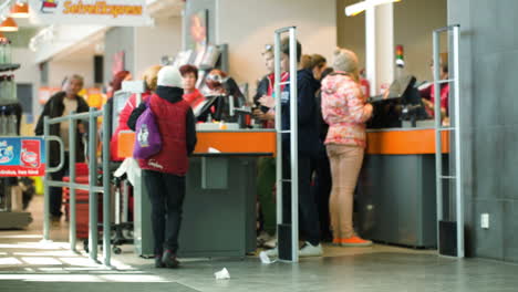 Personas-Entrando-Al-Supermercado-Otros-Clientes-Pagando-O-Esperando