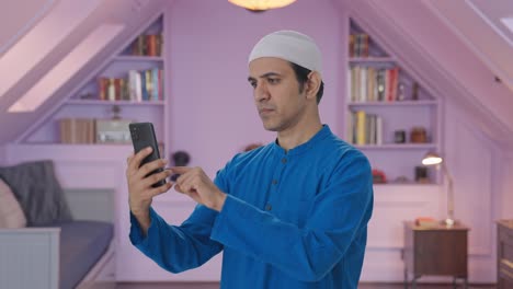 Ernsthafter-Muslimischer-Mann,-Der-Telefon-Benutzt
