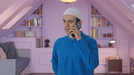 Hombre-Musulmán-Hablando-Por-Teléfono