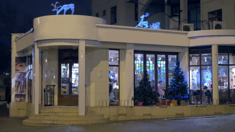 Cafe-building-with-Christmas-decoration-at-night