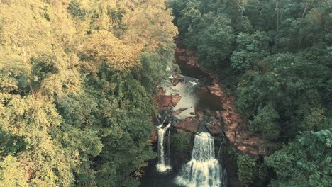 Drohne-Fängt-Wasserfall-Im-Regenwald-Ein