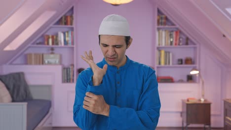 Kranker-Muslimischer-Mann,-Der-Unter-Handschmerzen-Leidet