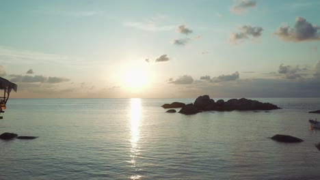 Sonnenuntergang-über-Dem-Meer-Am-Strand-Von-Sai-Nuan
