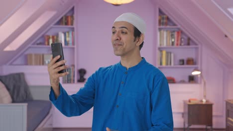 Glücklicher-Muslimischer-Mann,-Der-Per-Videoanruf-Spricht
