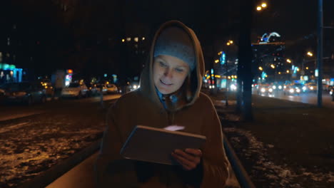 Evening-walk-in-the-city-with-tablet-computer