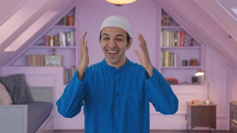 Hombre-Musulmán-Feliz-Riéndose-De-La-Cámara