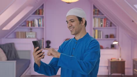 Glücklicher-Muslimischer-Mann,-Der-Telefon-Benutzt