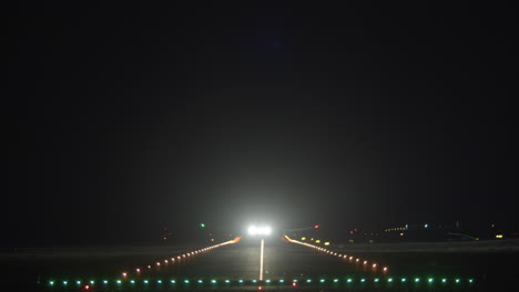 Flugzeugstart-Am-Nachthimmel
