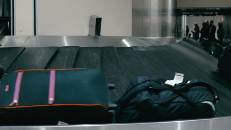 Reisetaschen-Auf-Dem-Förderband-Am-Flughafen