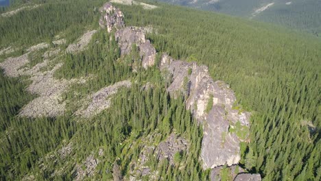 Luftaufnahmen-Von-Taiga-Und-Felsformationen