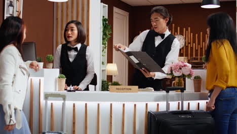 Hotelangestellte-Begrüßen-Kunden-An-Der-Rezeption-In-Der-Lobby