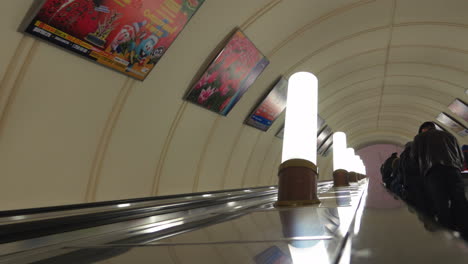 Subiendo-Por-Una-Escalera-Mecánica-En-El-Metro-De-Moscú