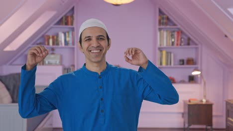 Hombre-Musulmán-Feliz-Bailando-Y-Disfrutando