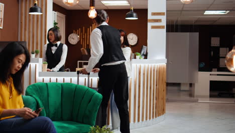 Hotelpersonal-Bietet-Luxuriösen-Concierge-Service-Für-Kunden
