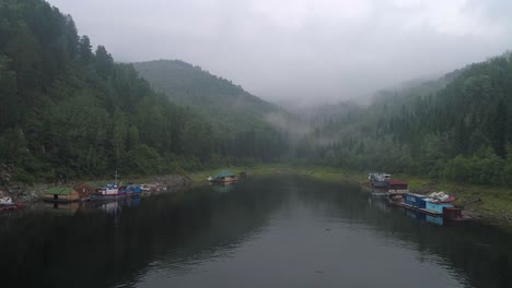 Flussbucht-In-Nebel-Gehüllt