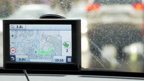 Fahrer-Folgt-Der-Route-Auf-Einem-GPS-Gerät