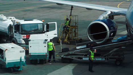 Arbeiter-Holen-Gepäck-Aus-Flugzeug