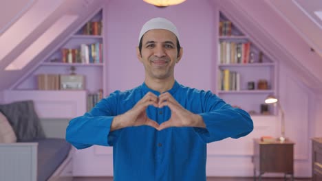 Hombre-Musulmán-Feliz-Sonriendo-Y-Mostrando-El-Signo-Del-Corazón
