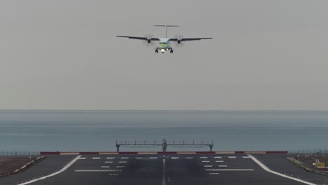 A-plane-coming-into-landing