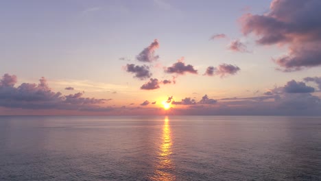 Der-Sonnenuntergang-Malt-Das-Meer-In-Farben