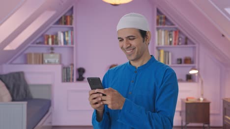 Glücklicher-Muslimischer-Mann,-Der-Am-Telefon-Chattet