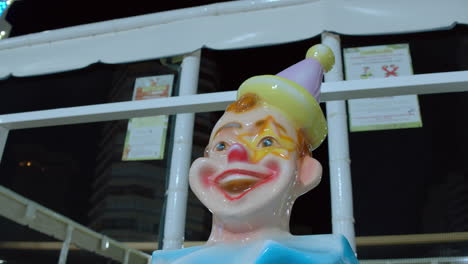 Statue-of-a-laughing-clown-in-outdoor-funfair