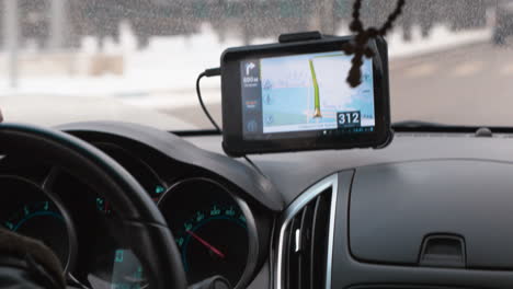 Autofahren-Mit-GPS-Gerät-über-Dem-Armaturenbrett