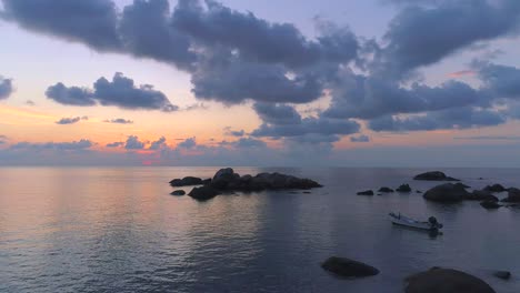 Luftaufnahme-Des-Sonnenuntergangs-Am-Strand-Von-Sai-Nuan-In-Koh-Tao,-Thailand