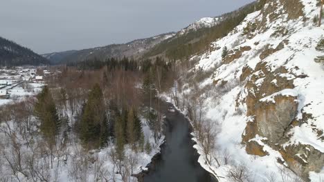 Winter-River-in-Mountain-Valley