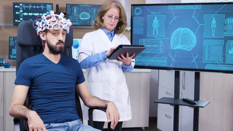 Neurologin-Liest-Daten-Vom-Gehirnwellen-Scanning-Headset