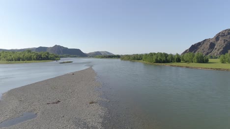 Landschaft-Mit-Ruhigem-Fluss