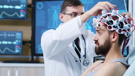 Paciente-Preparado-Para-Escáner-Cerebral-En-Instalaciones-Modernas.