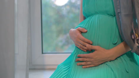 Schwangere-Frau-Umarmt-Den-Bauch