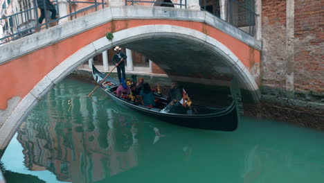 Touristen-Segeln-In-Der-Gondel-Entlang-Des-Wasserkanals-In-Venedig,-Italien