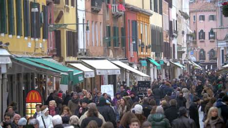 Busy-Pedestrian-Street-in-Venice-Italy