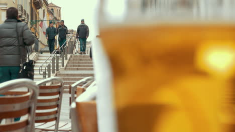 Vaso-Con-Cerveza-Ligera-En-La-Cafetería-Al-Aire-Libre.