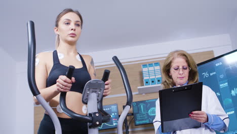 Female-runner-testing-her-cardio-in-a-professional-testing-centre