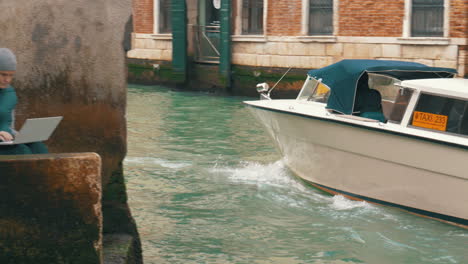 Frau-Arbeitet-Mit-Laptop-Am-Kanal-In-Venedig